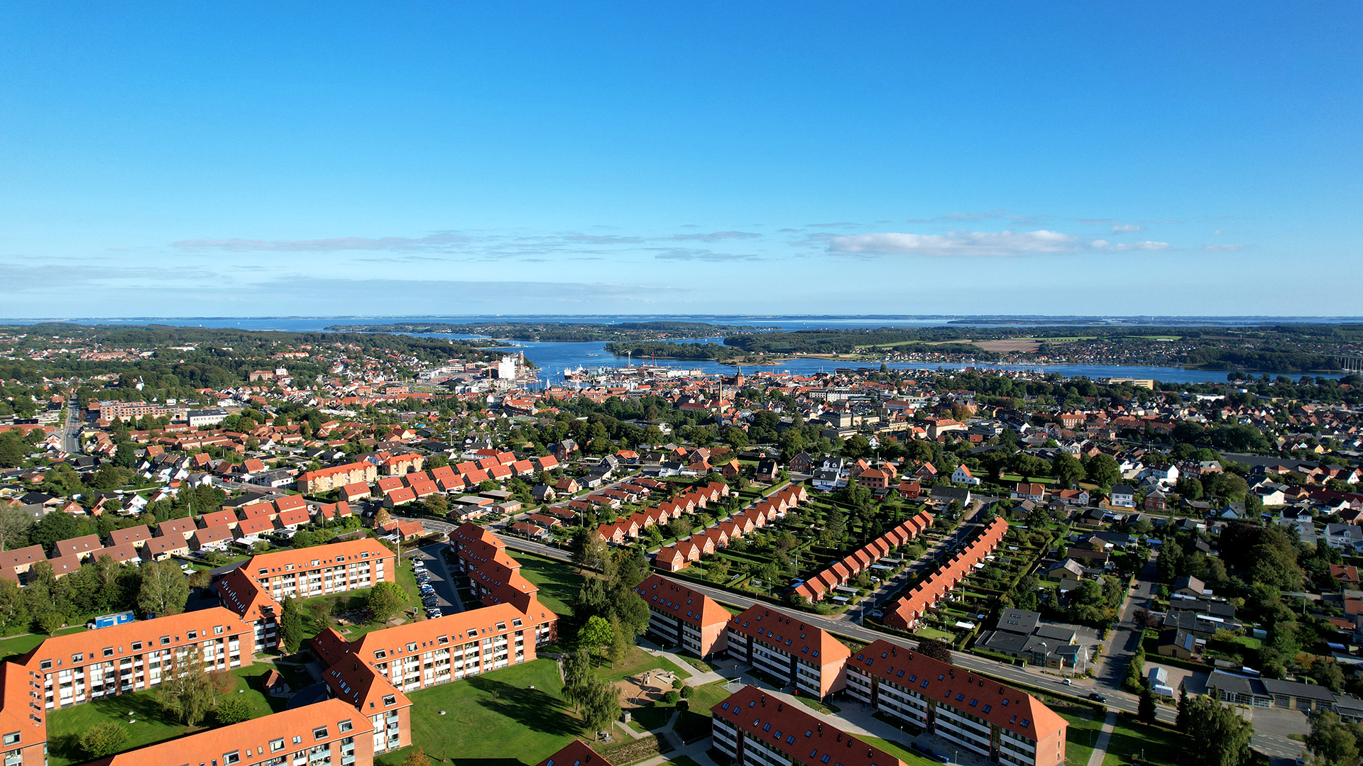 Dronefoto af Svendborg med Tåsinge og Langeland i baggrunden