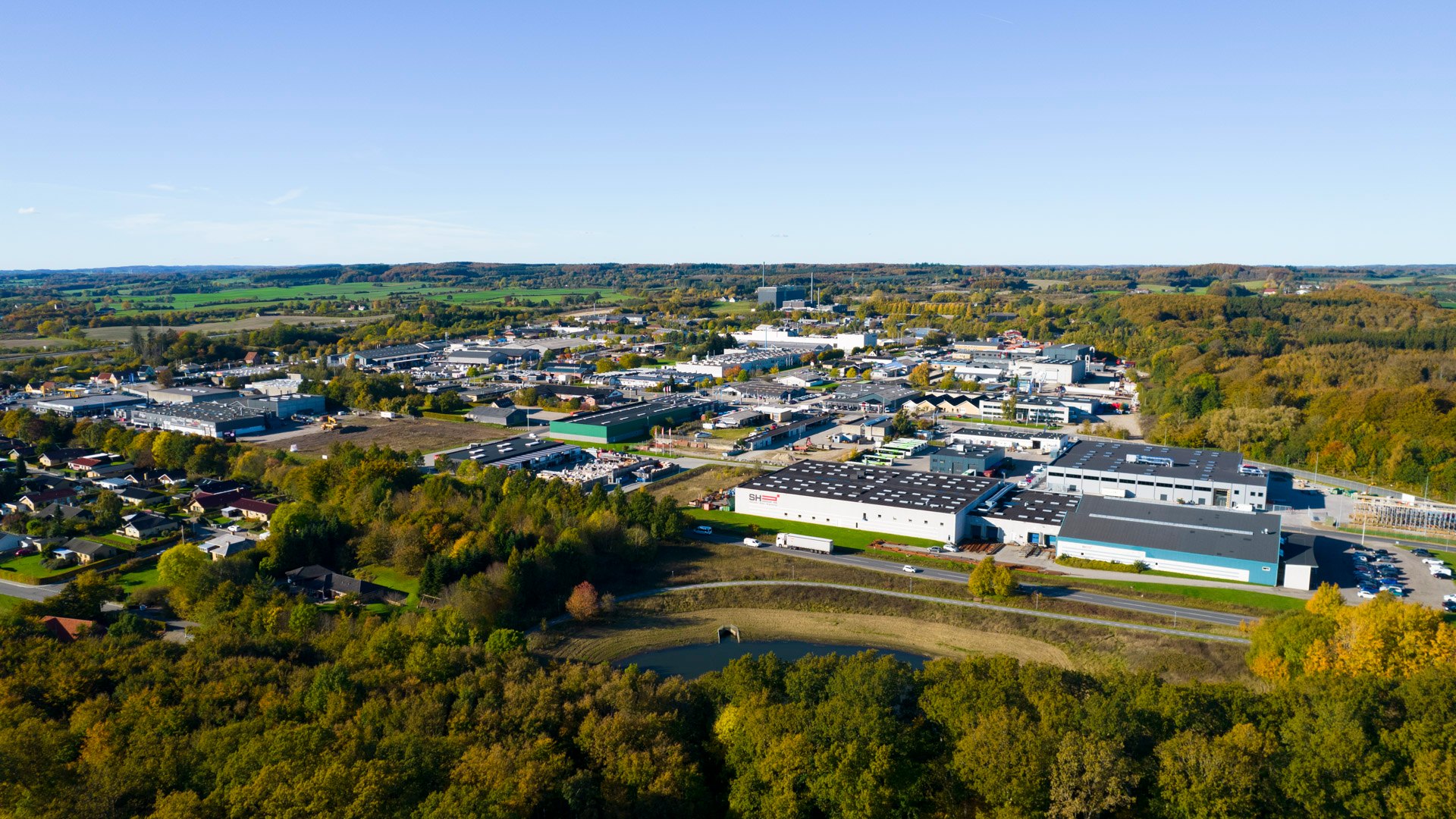 Dronefoto af Erhvervsområde Svendborg Nord og SH Group i Svendborg