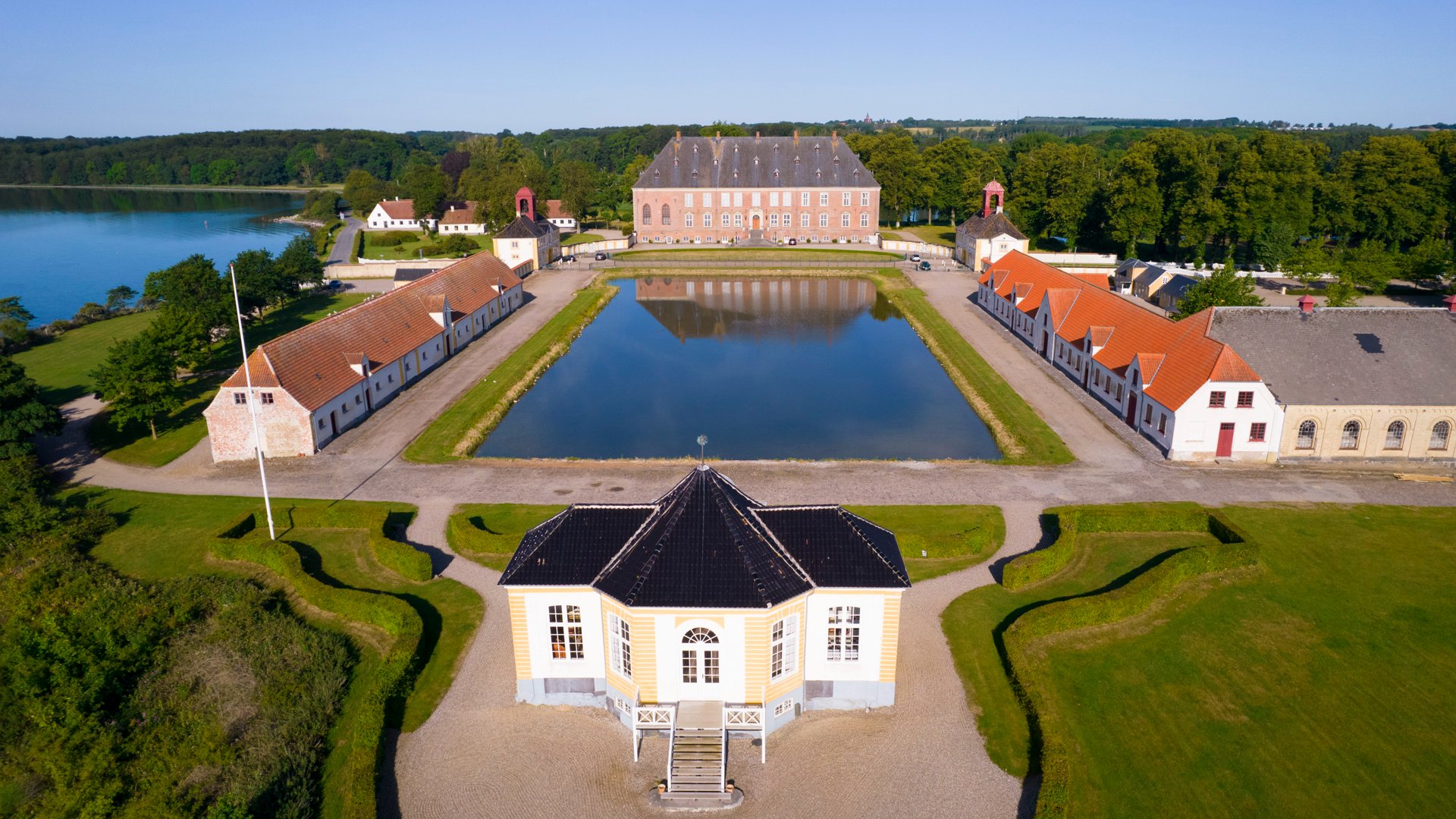 Dronefoto af Valdemars Slot på Tåsinge i Svendborg