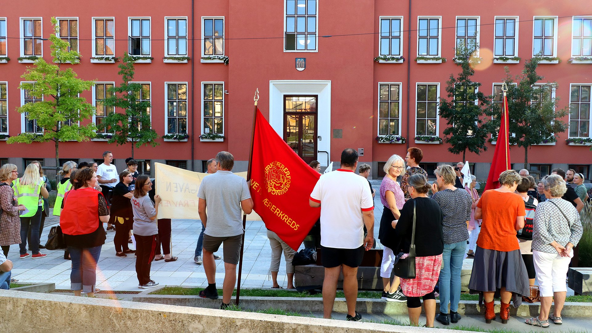 Demo foran rådhuset i Svendborg mod nedskæringer