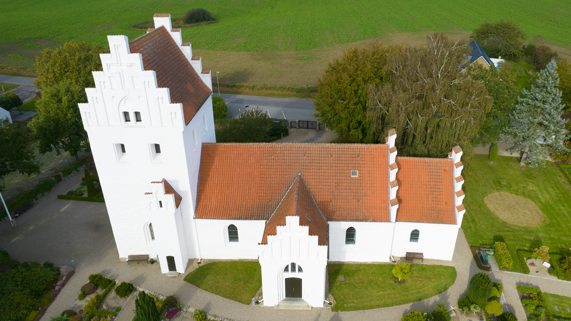 Dronefoto i Svendborg af Sørup Kirke