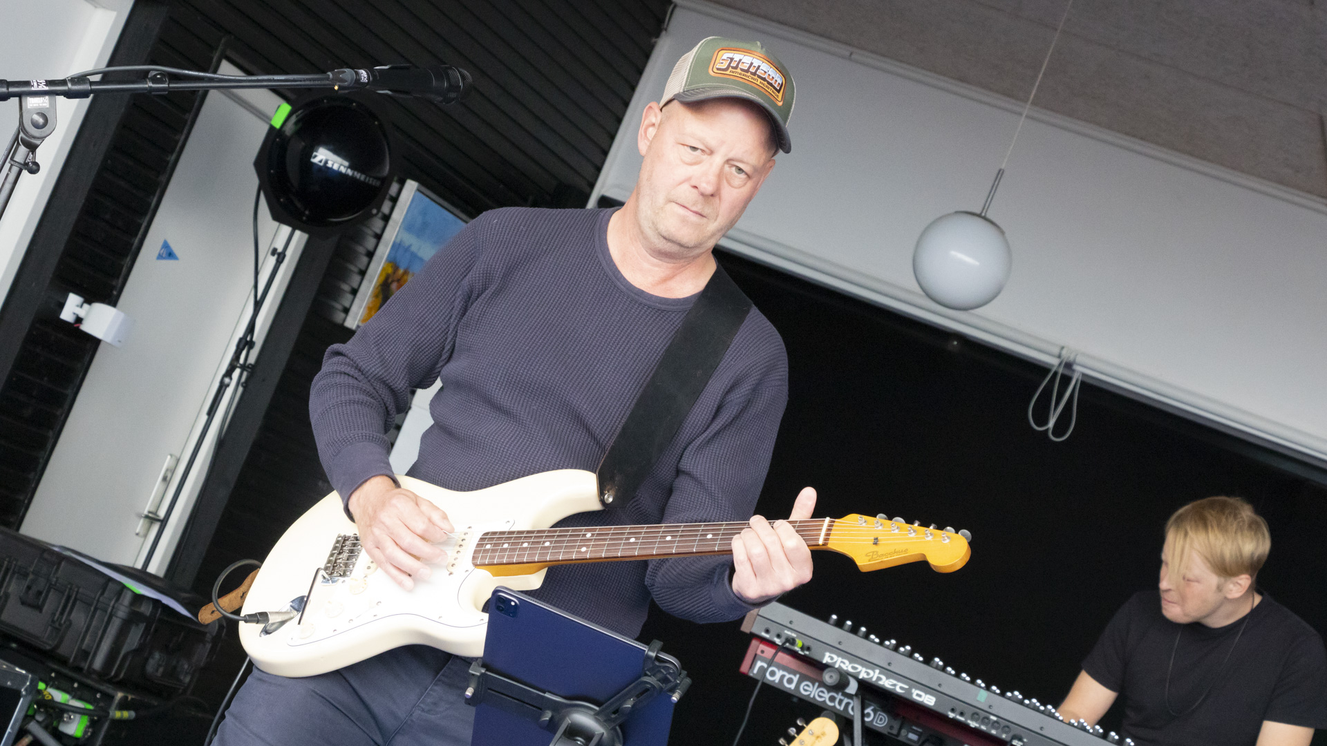 Koncertfoto med Jonas Krag fra Lis Sørensens band i Lohals på Langeland