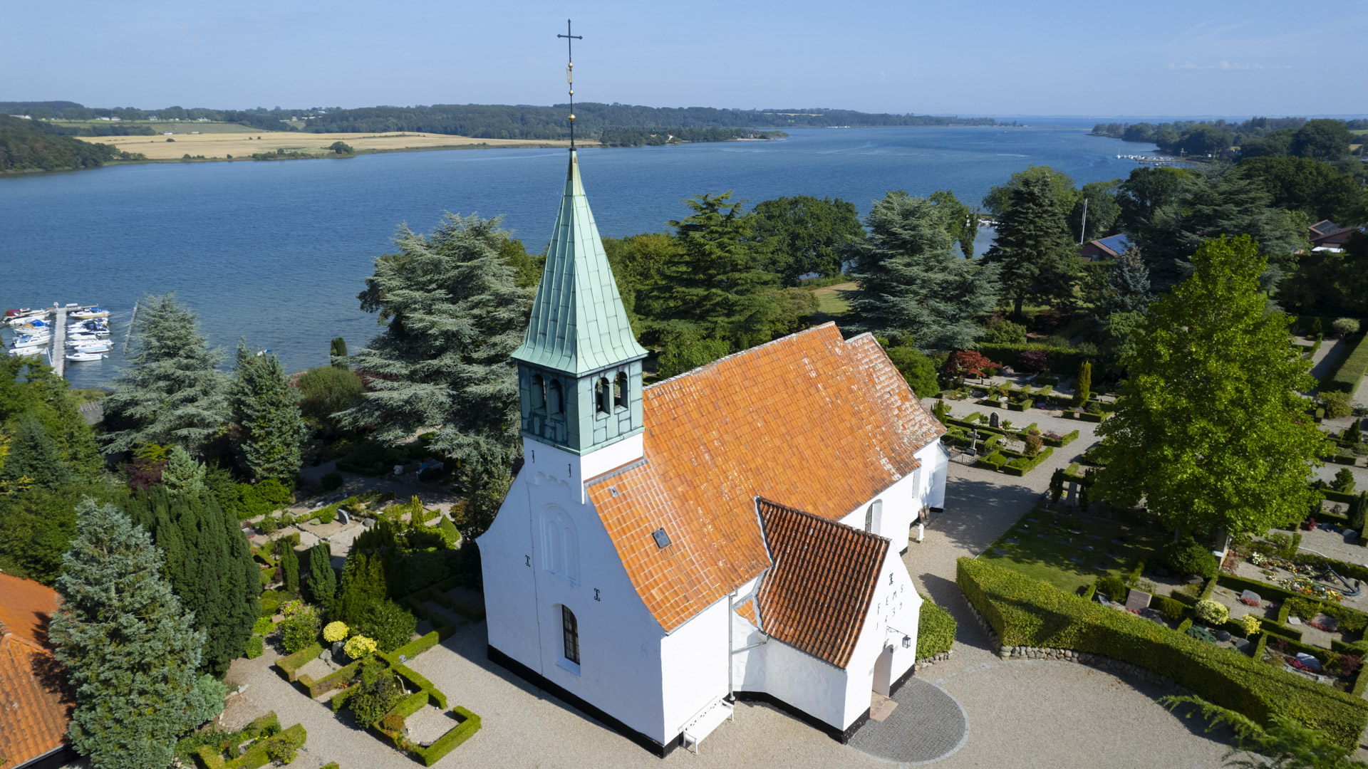 Drone fotograf i Svendborg - Thurø Kirke ved Svendborgsund på Sydfyn