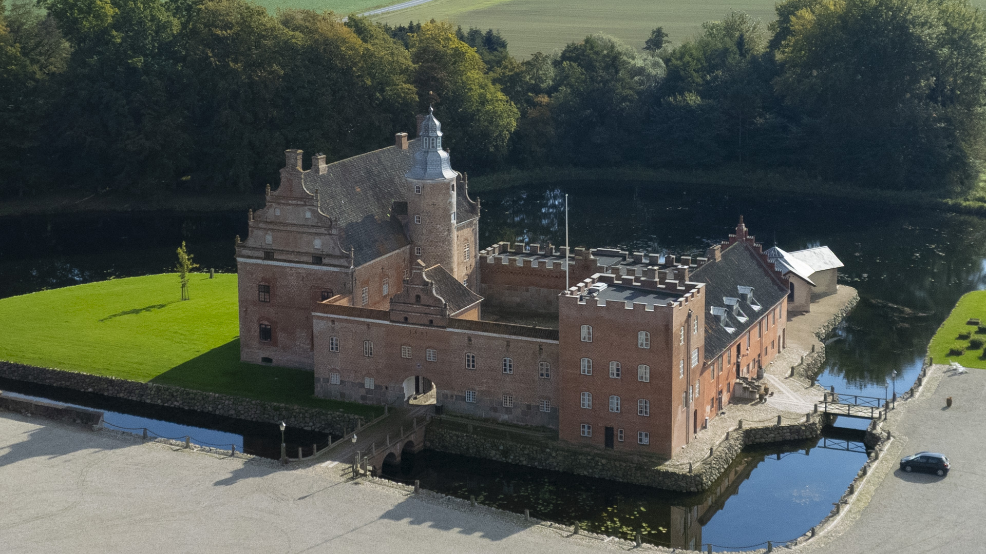 Drone fotograf i Svendborg - Broholm Slot ved Gudme i Svendborg